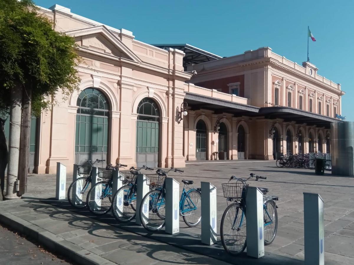 Parma Express Traveller'S Lodging Front Station Fs Parking Extérieur photo