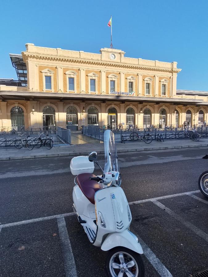 Parma Express Traveller'S Lodging Front Station Fs Parking Extérieur photo